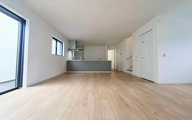 《リビングダイニング》　■豊かな光が照らすこの場所は、たわいもない会話を楽しみ、ゆったりとした時間を過ごす場所。家族の日常が刻まれる大切な空間です。自然光に溢れるこの空間はリフレッシュにピッタリです。