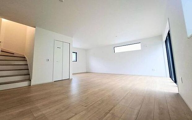 《リビングダイニング》　■ご家族でゆったりとした時間を過ごす場所です。