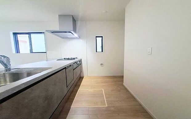 《システムキッチン》　■お手入れしやすくきれいなキッチン。お料理の始めから後片付けまで楽しい時間になりそうです。