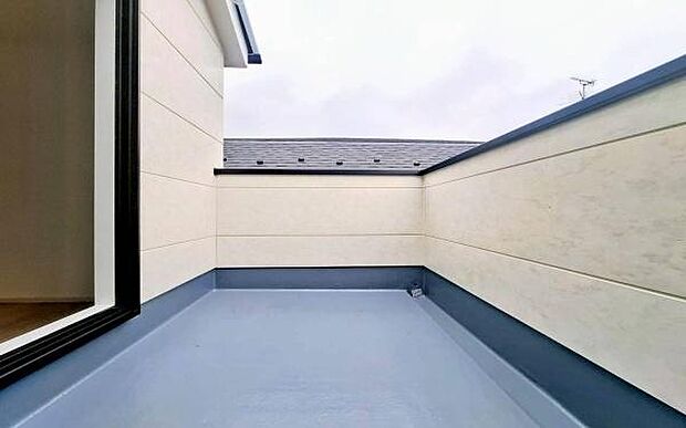 《バルコニー》　■さわやかな風が通り暖かい光がふりそそぐバルコニー