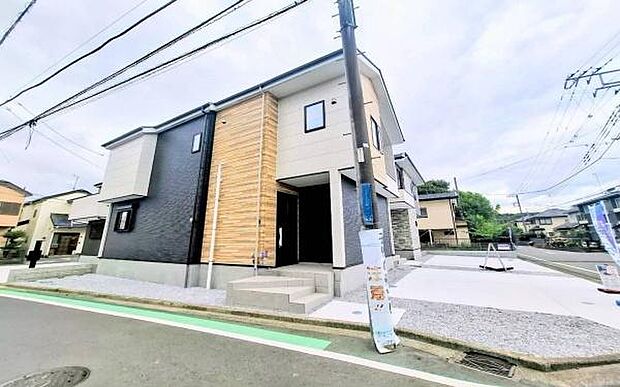 《前面道路》　■道路と敷地はフラットな地形です。