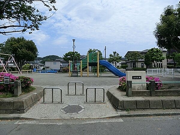 上之公園まで1100m、複合滑り台、お砂場、ブランコ、カバさん、高さが三段階ある鉄棒があります。