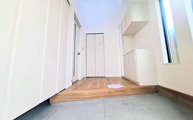 《玄関》 ■シューズボックス付きで玄関もスッキリ。