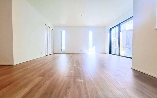 《リビングダイニング》 ■豊かな光が照らすこの場所は、たわいもない会話を楽しみ、ゆったりとした時間を過ごす場所。家族の日常が刻まれる大切な空間です。自然光に溢れるこの空間はリフレッシュにピッタリです。