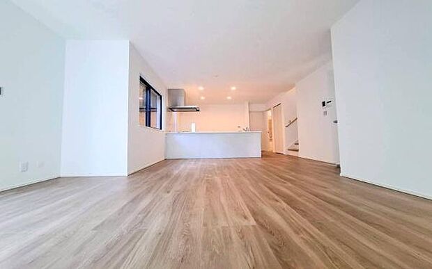 《リビングダイニング》 ■家族が自然と集まって、思い思いにくつろぎ、遊び、語らう、やすらぎの空間。