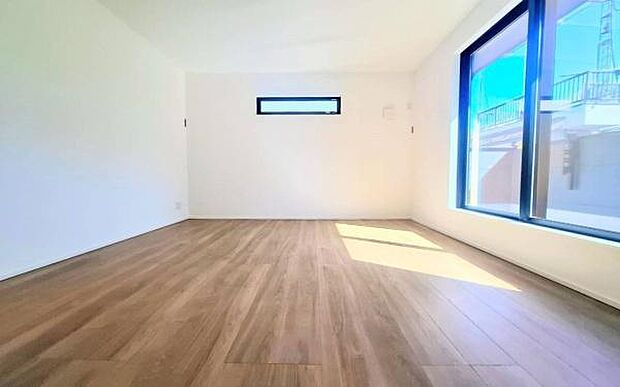 《寝室》 ■朝から日差しいっぱい、早起きしたくなる洋室。窓からの朝日が心地よい目覚めへと誘います。