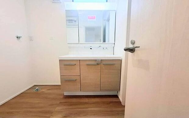 《洗面化粧台》 ■三面鏡の洗面化粧台で、朝のセットもラクラクです。収納力が豊富で助かりますね。