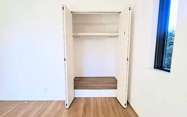 《収納》 ■洋服を機能的に収納できるハンガーパイプのほか、帽子やバッグを置ける枕棚も設置。ゆとりあふれる収納空間です。