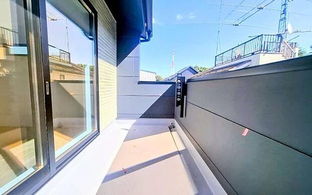 《バルコニー》 ■陽当りも良く、洗濯物も良く乾きそうです。