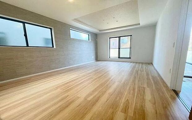 《リビングダイニング》 ■豊かな光が照らすこの場所は、たわいもない会話を楽しみ、ゆったりとした時間を過ごす場所。家族の日常が刻まれる大切な空間です。自然光に溢れるこの空間はリフレッシュにピッタリです。