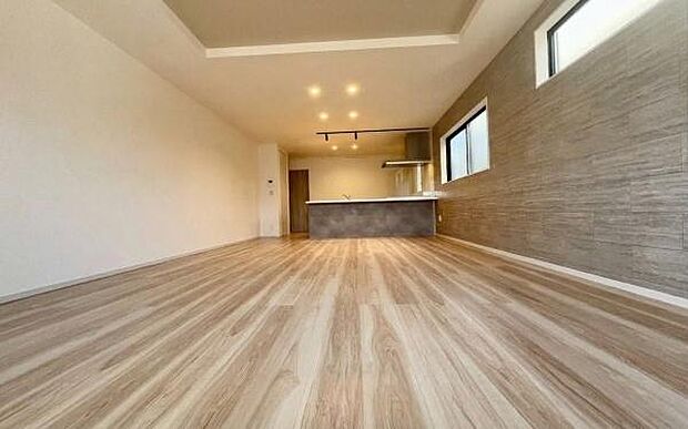 《リビングダイニング》 ■寛ぎとご家族とのコミュニケーションを育む居心地のよい場所。この明るい空間は家族に安らぎを与えて、落ち着いた心地よい空間になるでしょう。