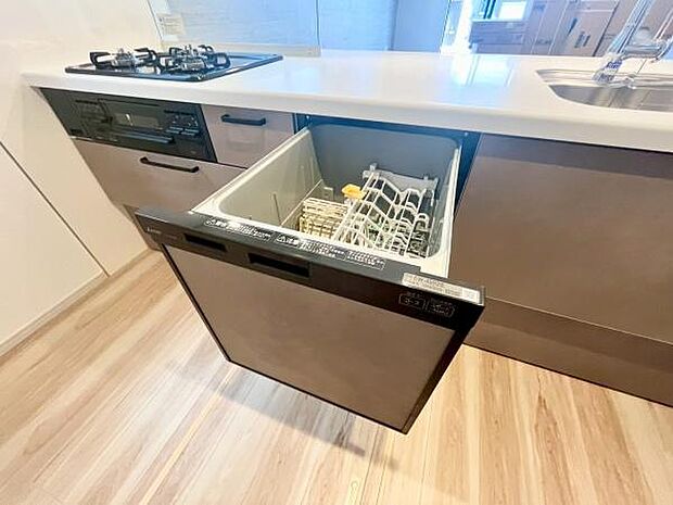 《食器洗い乾燥機》■食事後もゆっくり過ごせる食器洗い乾燥機を設置。手洗いよりもキレイに洗え、家事効率アップで家族時間が増やせます。