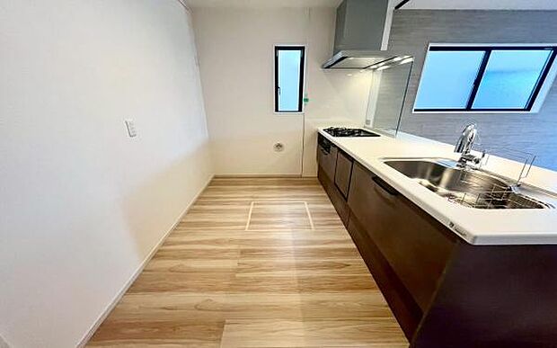 《システムキッチン》 ■家族が集う楽しく親子の会話も弾むキッチン。明るく清潔で使い勝手のいいキッチンには、いつも家族の笑顔があふれています。