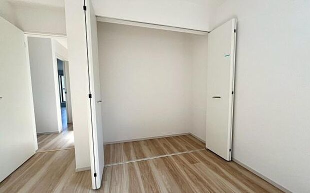 《収納》 ■洋服を機能的に収納できるハンガーパイプのほか、帽子やバッグを置ける枕棚も設置。ゆとりあふれる収納空間です。