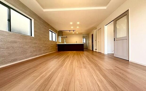 《リビングダイニング》 ■豊かな光が照らすこの場所は、たわいもない会話を楽しみ、ゆったりとした時間を過ごす場所。家族の日常が刻まれる大切な空間です。自然光に溢れるこの空間はリフレッシュにピッタリです。