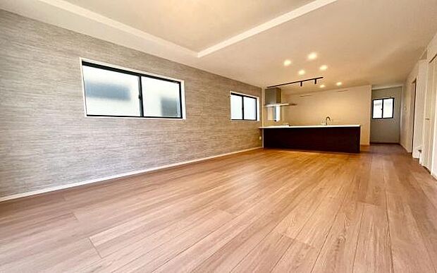 《リビングダイニング》 ■開放的で広いリビング。のびのびとくつろげるリビングは、家族のコミュニケーションの場として、みんなが集まる憩いの場所に。