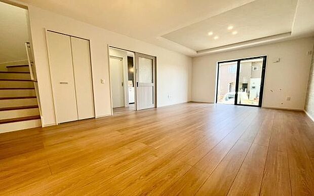 《リビングダイニング》 ■家族が自然と集まって、思い思いにくつろぎ、遊び、語らう、やすらぎの空間。