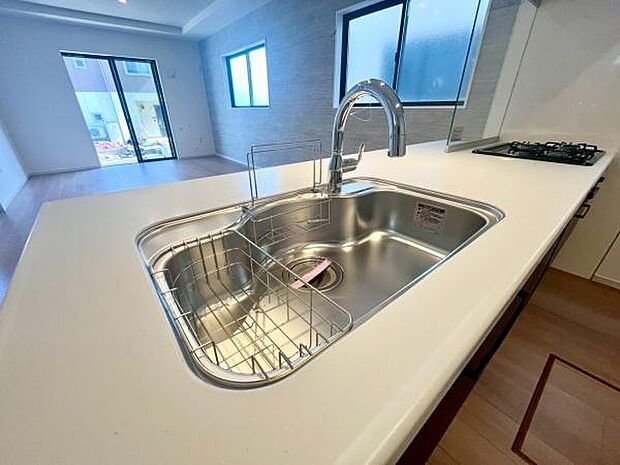 《キッチン》 ■ステンレス製シンク。幅と奥行きがありますので、食器洗時のストレスも減りそうです。