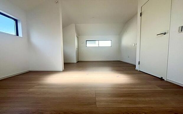 《寝室》 ■朝から日差しいっぱい、早起きしたくなる洋室。ベッドを置いてもゆとりを感じられる。窓からの朝日が心地よい目覚めへと誘います。ゆとりある広さを確保し、心地よいプライベートタイムを演出します。