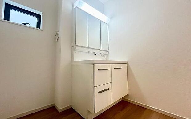 《洗面化粧台》 ■使いやすいシャープなデザインの洗面化粧台。