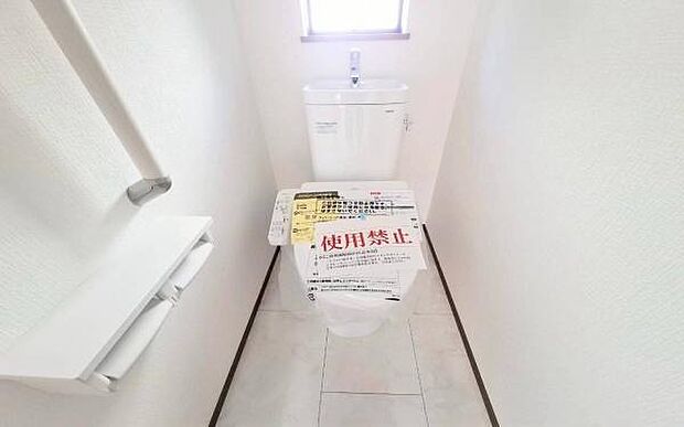 《トイレ》 ■窓のあるトイレは明るい空間で清潔感があります。