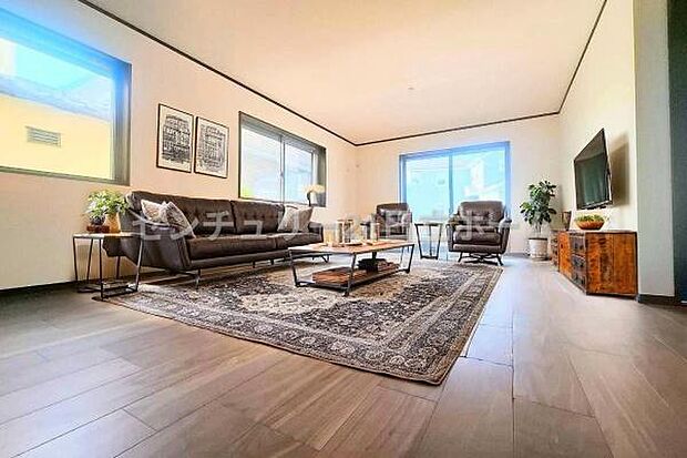 《リビングダイニング》　■本画像は家具や小物の配置をCGで作成しており、実際に現地に家具や小物は置かれておりません。また、価格に家具や小物は含まれておりません。