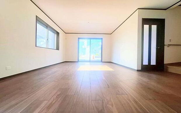 《リビングダイニング》　■上質な時間を育む暮らしのメインステージ。寛ぎとご家族とのコミュニケーションを育む居心地のよい場所。この明るい空間は家族に安らぎを与えて、落ち着いた心地よい空間になるでしょう。