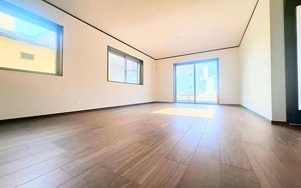 《リビングダイニング》　■豊かな光が照らすこの場所は、たわいもない会話を楽しみ、ゆったりとした時間を過ごす場所。家族の日常が刻まれる大切な空間です。自然光に溢れるこの空間はリフレッシュにピッタリです。