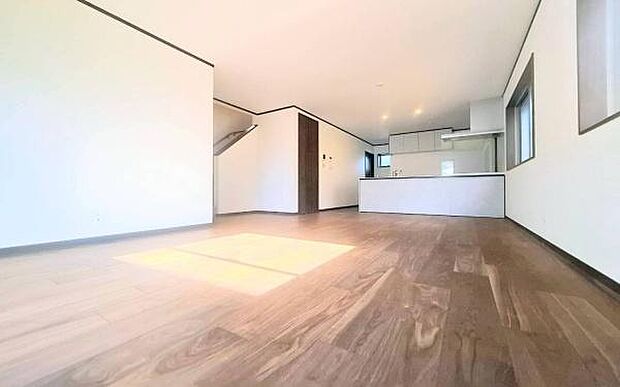 《リビングダイニング》　■家族が自然と集まって、思い思いにくつろぎ、遊び、語らう、やすらぎの空間。この大きな窓から差し込む自然の光は、あたたかく家族を照らして、夜には美しい星空を眺めることもできます。