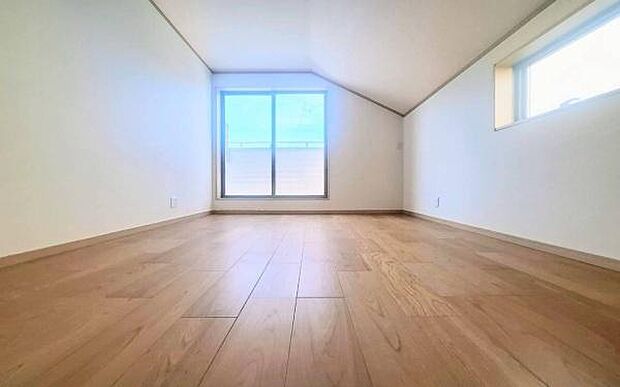 《寝室》　■心地よい眠りへといざなうしっとりと落ち着いた雰囲気の寝室。収納豊富で寝室をいつもすっきりさせてくれます。