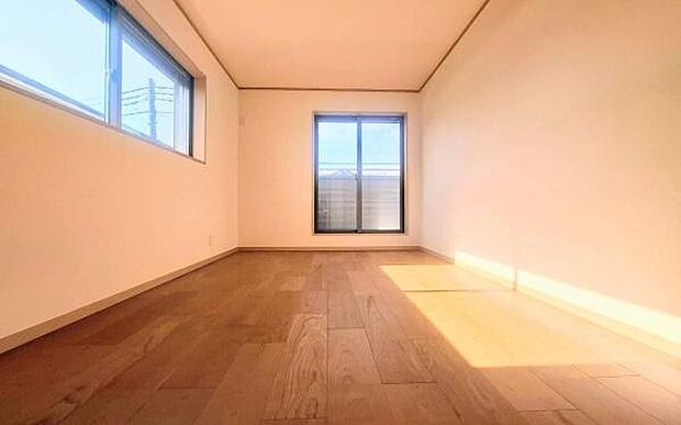 《洋室》　■机とべットを入れても十分な広さ。。お子様の勉強部屋に。