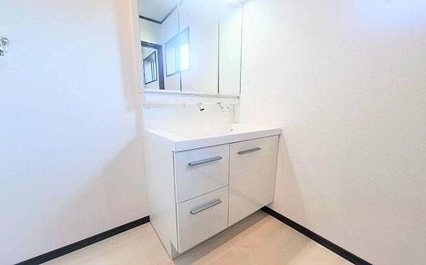 《洗面化粧台》　■使いやすいシャープなデザインの洗面化粧台。