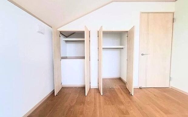 《収納》　■洋服を機能的に収納できるハンガーパイプのほか、帽子やバッグを置ける枕棚も設置。ゆとりあふれる収納空間です。