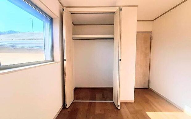 《収納》　■洋服を機能的に収納できるハンガーパイプのほか、帽子やバッグを置ける枕棚も設置。ゆとりあふれる収納空間です。