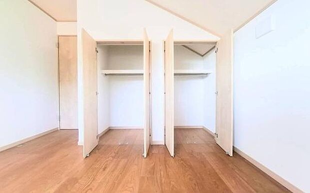 《収納》　■洋服を機能的に収納できるハンガーパイプのほか、帽子やバッグを置ける枕棚も設置。ゆとりあふれる収納空間です。