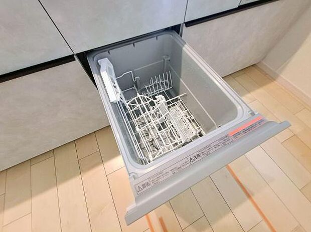 《食器洗い乾燥機》■食事後もゆっくり過ごせる食器洗い乾燥機を設置。手洗いよりもキレイに洗え、節水にもなります。