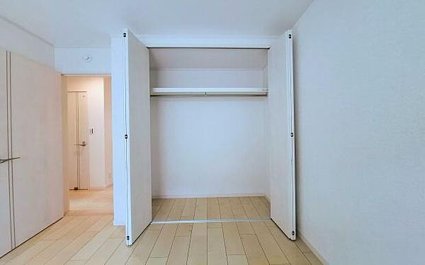 《収納》 ■室内をいつもすっきり保てる、収納力のあるクローゼット。ハンガーパイプと棚板で衣類の整理整頓がしやすく、日々の暮らしをスマートにサポート。