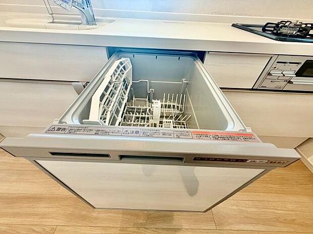 《食器洗い乾燥機》■食事後もゆっくり過ごせる食器洗い乾燥機を設置。手洗いよりもキレイに洗え、節水にもなります。