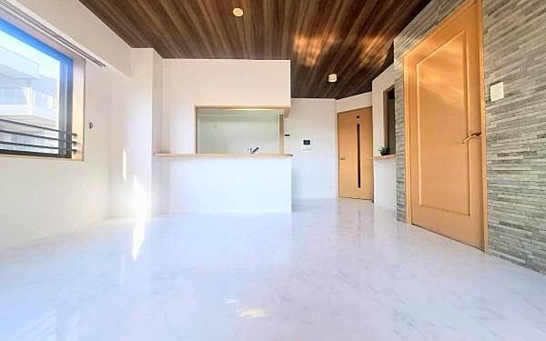《リビングダイニング》　■豊かな光が照らすこの場所は、たわいもない会話を楽しみ、ゆったりとした時間を過ごす場所。家族の日常が刻まれる大切な空間です。自然光に溢れるこの空間はリフレッシュにピッタリです。