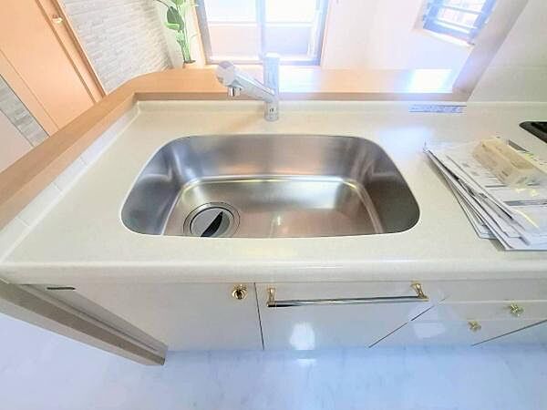 《キッチン》　■ステンレス製シンク。幅と奥行きがありますので、食器洗時のストレスも減りそうです。