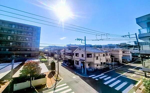 《眺望》　■前面に高い建物がないので開放的で開けた眺望が望めます。