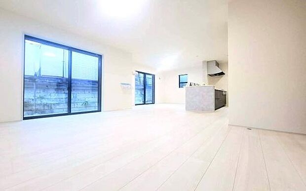 《リビングダイニング》 ■家族が自然と集まって、思い思いにくつろぎ、遊び、語らう、やすらぎの空間。この大きな窓から差し込む自然の光は、あたたかく家族を照らして、夜には美しい星空を眺めることもできます。