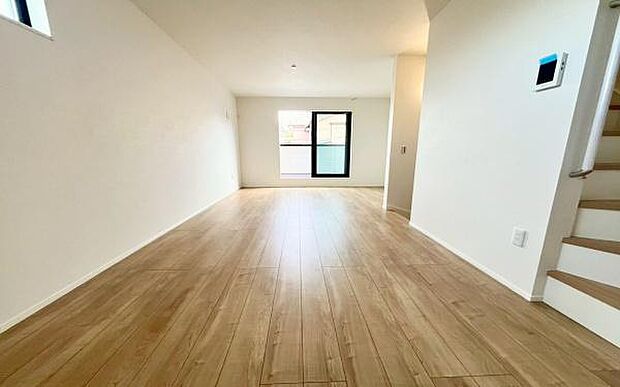 《リビングダイニング》 ■家族が自然と集まって、思い思いにくつろぎ、遊び、語らう、やすらぎの空間。