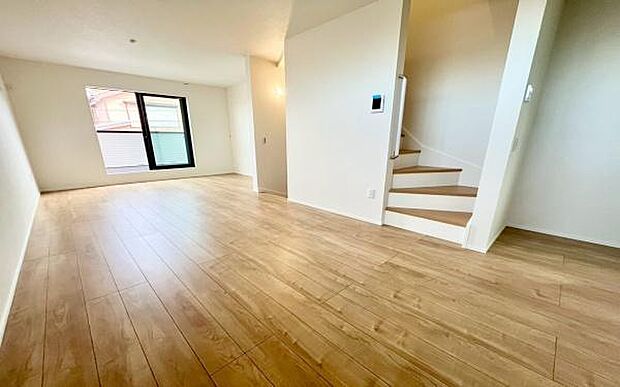 《リビングダイニング》 ■豊かな光が照らすこの場所は、たわいもない会話を楽しみ、ゆったりとした時間を過ごす場所。家族の日常が刻まれる大切な空間です。自然光に溢れるこの空間はリフレッシュにピッタリです。