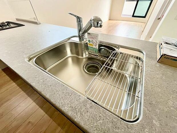 《キッチン》 ■ステンレス製シンク。幅と奥行きがありますので、食器洗時のストレスも減りそうです。