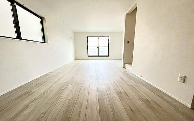 《リビングダイニング》 ■開放的で広いリビング。のびのびとくつろげるリビングは、家族のコミュニケーションの場として、みんなが集まる快適な場所に。