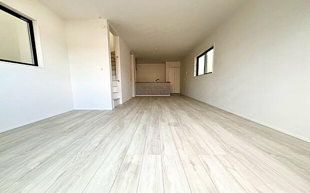 《リビングダイニング》 ■上質な時間を育む暮らしのメインステージ。寛ぎとご家族とのコミュニケーションを育む居心地のよい場所。この明るい空間は家族に安らぎを与えて、落ち着いた心地よい空間になるでしょう。