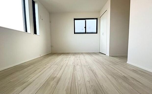 《寝室》 ■朝から日差しいっぱい、早起きしたくなる洋室。ベッドを置いてもゆとりを感じられる。窓からの朝日が心地よい目覚めへと誘います。ゆとりある広さを確保し、心地よいプライベートタイムを演出します。