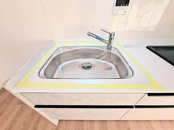 《キッチン》　■ステンレス製シンク。幅と奥行きがありますので、食器洗時のストレスも減りそうです。