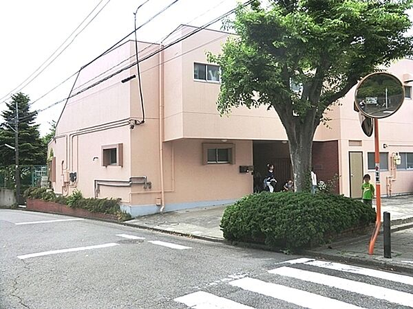 東洋英和女学院大学付属かえで幼稚園まで636m、キリスト教精神に基づき、静かで明るく安心な環境において保育します。